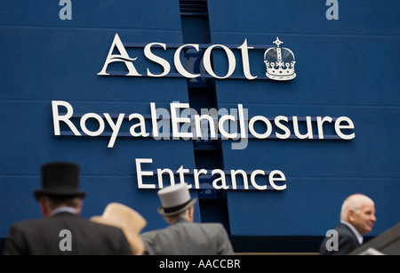 Royal Ascot au panneau d'entrée de l'enceinte au cours de Royal Ascot Ascot Racecourse Banque D'Images