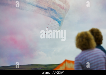 Deux flèches rouges ladies watch flying display team voyage sur une colline au point Baggy Croyde Bay North Devon, Angleterre Banque D'Images