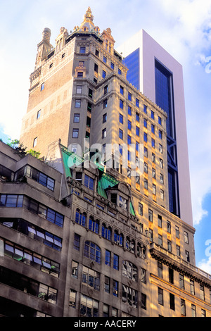 New York, le Crown Building sur 5th Avenue et le Solow Building 57th Street.Façades de gratte-ciel du centre-ville historique de manhattan.Fifth Avenue, États-Unis Banque D'Images
