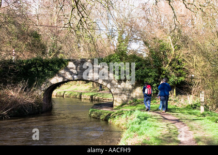 Les marcheurs sur le chemin de halage du canal près de Monmouth Brecon Goytre Wharf Llanover Gwent UK Banque D'Images