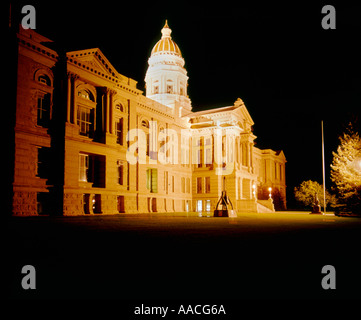 Cheyenne Wyoming montrant une vue nocturne de la Wyoming State Capitol building dans le Wyoming Banque D'Images