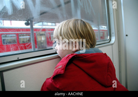 Enfant dans le railroad Banque D'Images
