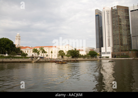 La ville de Singapour l'Asie peut à la recherche de l'autre côté de la rivière Singapour de Boat Quay vers Raffles Place des gratte-ciel Banque D'Images