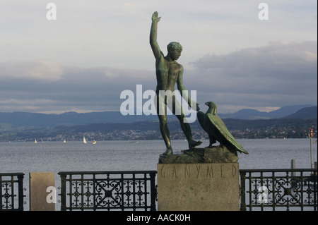 Ganymed statue devant le lac de Zurich à l'brueckli square à Zurich, Suisse Banque D'Images