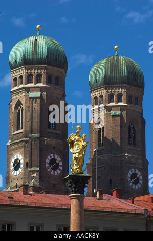 Maria colonne en face de la Frauenkirche de Munich, Bavière, Allemagne Banque D'Images