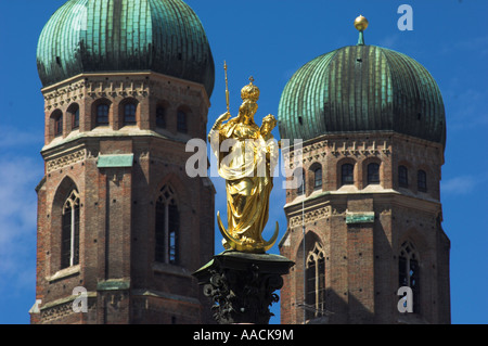 Maria colonne en face de la Frauenkirche de Munich, Bavière, Allemagne Banque D'Images