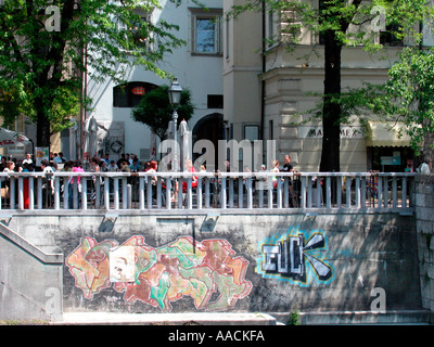 Graffiti sur un mur à la promenade le long du fleuve par la rivière Ljubljanica dans la vieille ville de Ljubljana, Slovénie Banque D'Images