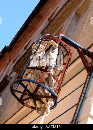 Squelette dans une cage suspendue au-dessus de la porte du café de la mort dans la vieille ville de Ljubljana, Slovénie Banque D'Images