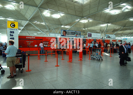 London Stansted Airport terminal principal et de l'intérieur d'un bureau d'arrivée d'easyjet Banque D'Images