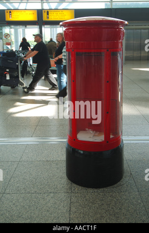 London Stansted Airport terminal principal de l'affichage intérieur fort avec des murs transparents de contrôle de sécurité de l'aide de paquets Banque D'Images