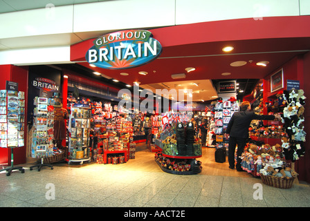 London Stansted Airport Terminal principal quartier commerçant d'intérieur avec Glorious Britain souvenirs et cadeaux Banque D'Images