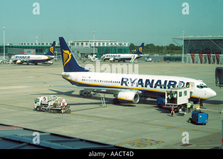 London Stansted Airport 3 trois avions de Ryanair sur les stands en béton Banque D'Images