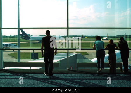 London Stansted Airport de départ des aéroports avec des instructions d'embarquement des passagers en attente Banque D'Images