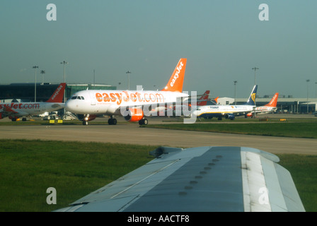 Vue de l'intérieur d'avions à réaction à propos de se montrant de bout d'aile et divers autres avions au sol Banque D'Images