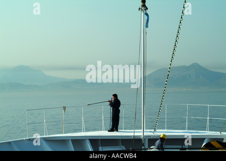 Littoral de la proue de navire de croisière au large de la côte de la Sicile Palerme approche tôt le matin, la préparation de l'équipage de l'équipement d'amarrage Banque D'Images
