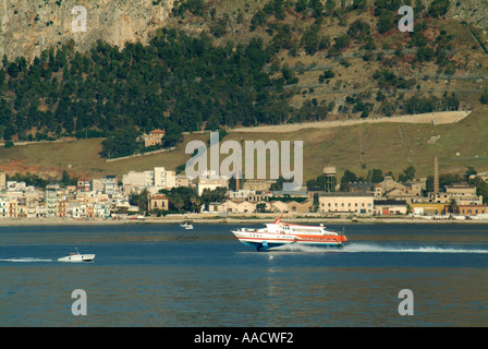 Littoral accidenté au large de la côte de la Sicile, près de Palerme ferry à grande vitesse Banque D'Images