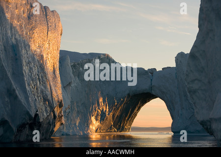 Réglage d'Ilulissat, Groenland midnight sun lights voûté massive d'icebergs Ilulissat Icefjord floa Jakobshavn Glacier Kangerlua Banque D'Images