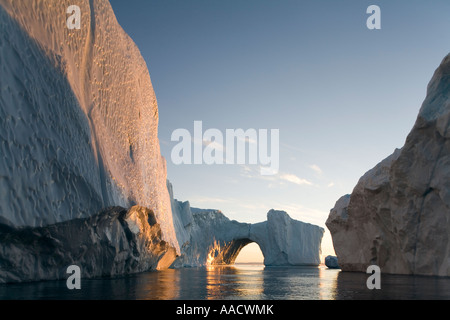 Réglage d'Ilulissat, Groenland midnight sun lights voûté massive d'icebergs Ilulissat Icefjord floa Jakobshavn Glacier Kangerlua Banque D'Images