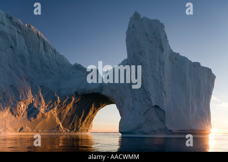 Réglage d'Ilulissat, Groenland midnight sun lights voûté massive d'icebergs Ilulissat Icefjord floa Jakobshavn Glacier Kangerlua Banque D'Images