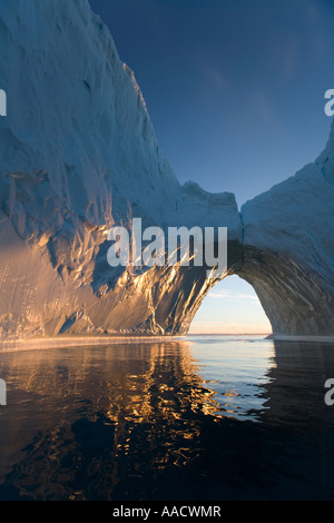 Réglage d'Ilulissat, Groenland midnight sun lights voûté massive d'icebergs Ilulissat Icefjord floa Jakobshavn Glacier Kangerlua Banque D'Images