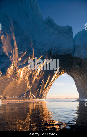 Réglage d'Ilulissat, Groenland midnight sun lights voûté massive d'icebergs Ilulissat Icefjord floa Jakobshavn Glacier Kangerlua Banque D'Images