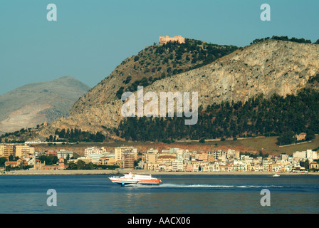 Littoral accidenté au large de la côte de la Sicile, près de Palerme ferry à grande vitesse Banque D'Images