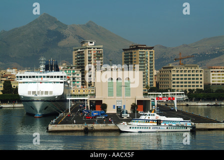 Palerme Sicile les installations portuaires et les bateaux amarrés Banque D'Images