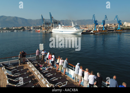 Les installations portuaires de Palerme et le ferry Siremar amarré vu des passagers de bateaux de croisière observant les manœuvres d'arrivée pendant une journée de visite en Sicile Italie Banque D'Images
