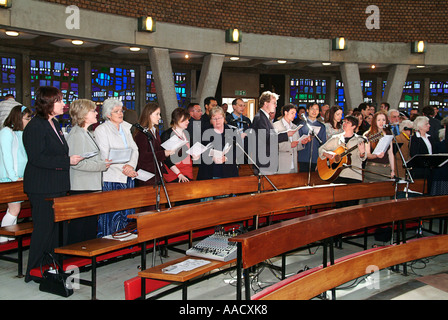 Le chœur chantant lors d'une messe catholique dans l'église St Mary à Leyland - UK Banque D'Images