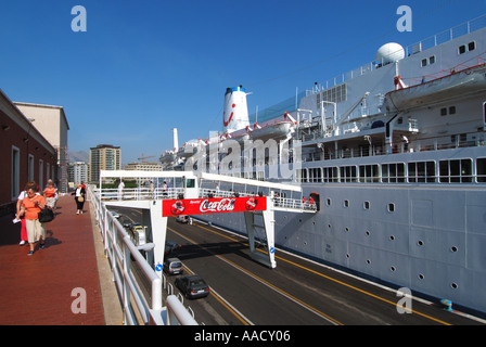 L'esprit d'entreprise de Thomson croisiéristes débarquent par passerelle de la chemise au port de Palerme Sicile Italie Banque D'Images