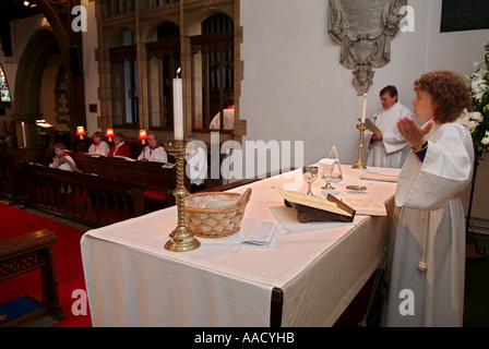 Pasteur Anne le bas la célébration de l'Eucharistie Banque D'Images