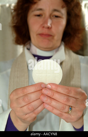 Pasteur Anne Le Bas en consacrant l'hôte - église anglicane de Seal - Sevenoaks - UK Banque D'Images