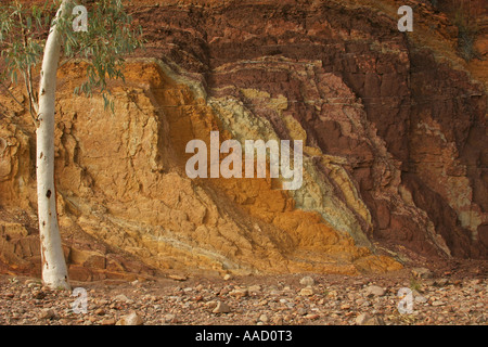 Fosses d'Ocre à West MacDonnell National Park près d'Alice Springs dans le Territoire du Nord Australie Banque D'Images