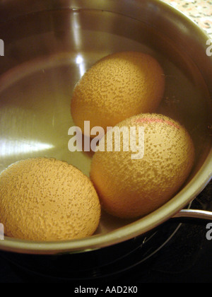 Trois oeufs dans une casserole / pot Banque D'Images