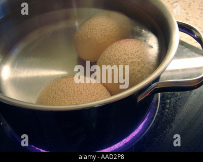 Trois oeufs dans une casserole / pot Banque D'Images