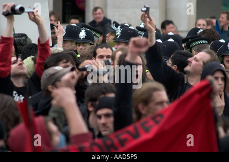 Foule de manifestants et de la police lors d'une manifestation du Premier Mai. Trafalgar Square, Londres, Angleterre Banque D'Images