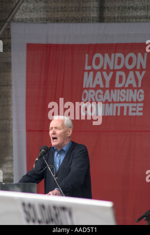 Tony Benn parlant au premier mai. Trafalgar Square, Londres, Angleterre Banque D'Images