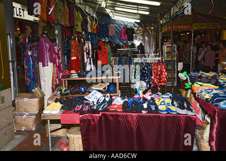 La ville de Singapour l'Asie peut l'un des stands colorés de la nuit dans le quartier chinois du marché la vente de chaussures et vêtements Banque D'Images