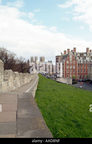 La cathédrale de York city wall murs Bar York North Yorkshire England uk Banque D'Images