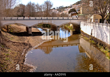 Vieille ville de Aljezur est niché au-dessus du pont routier sur la petite rivière, Algarve, Portugal Banque D'Images