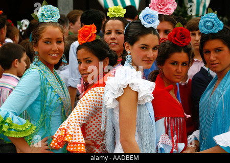 Les jeunes femmes portant robe flamenco traditionnel à la foire d'avril Séville Espagne Banque D'Images