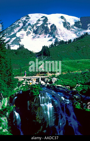 Mt Rainier au-dessus des chutes de myrte Banque D'Images