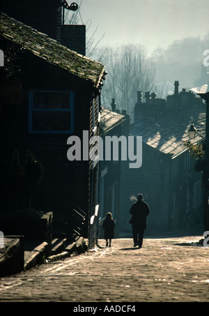 Froid matin d'hiver dans la rue principale de Haworth Yorkshire Angleterre Banque D'Images