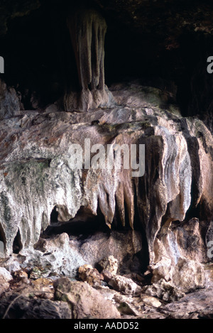 Stalactites et stalagmites dans une caverne sur la falaise, Cayman Brac Cayman Islands Banque D'Images