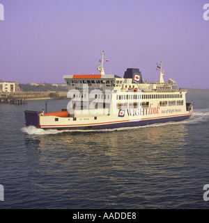 Wightlinks Île de Wight location & passenger Ferry St foi arrivant à Portsmouth Harbour en début de soirée du soleil l'Angleterre Banque D'Images