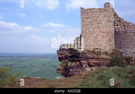 Fondation de grès & partie de ruines de ward intérieur de Beeston Castle au sommet de 500m de haut de rocher avec vue sur les terres agricoles la Plaine du Cheshire UK Banque D'Images