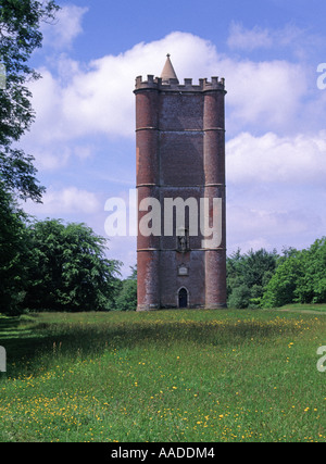 La tour du roi Alfred, construite en brique triangulaire historique, est un bâtiment classé « folie » et de catégorie I sur le domaine de Stourhead, près de la frontière britannique de Brewham Somerset Wiltshire Banque D'Images