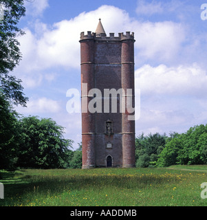 La tour du roi Alfred, construite en brique triangulaire historique, est un bâtiment classé « folie » et de catégorie I sur le domaine de Stourhead, près de la frontière britannique de Brewham Somerset Wiltshire Banque D'Images