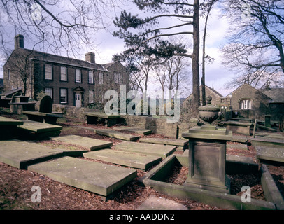 Cimetière d'église de Haworth et pierres tombales avec la famille historique Brontë Parsonage maison et musée éducatif West Yorkshire Angleterre Royaume-Uni classe I Banque D'Images