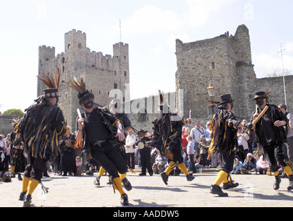 Morris men effectuer à l'extérieur du Château de Rochester au cours de la 2006 Festival balaie Banque D'Images